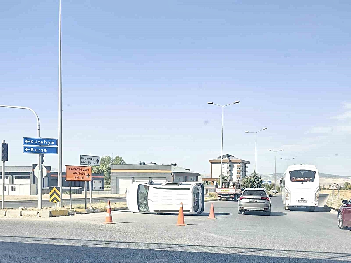 Eskişehir’de hafif ticari araç devrildi: 5 yaralı