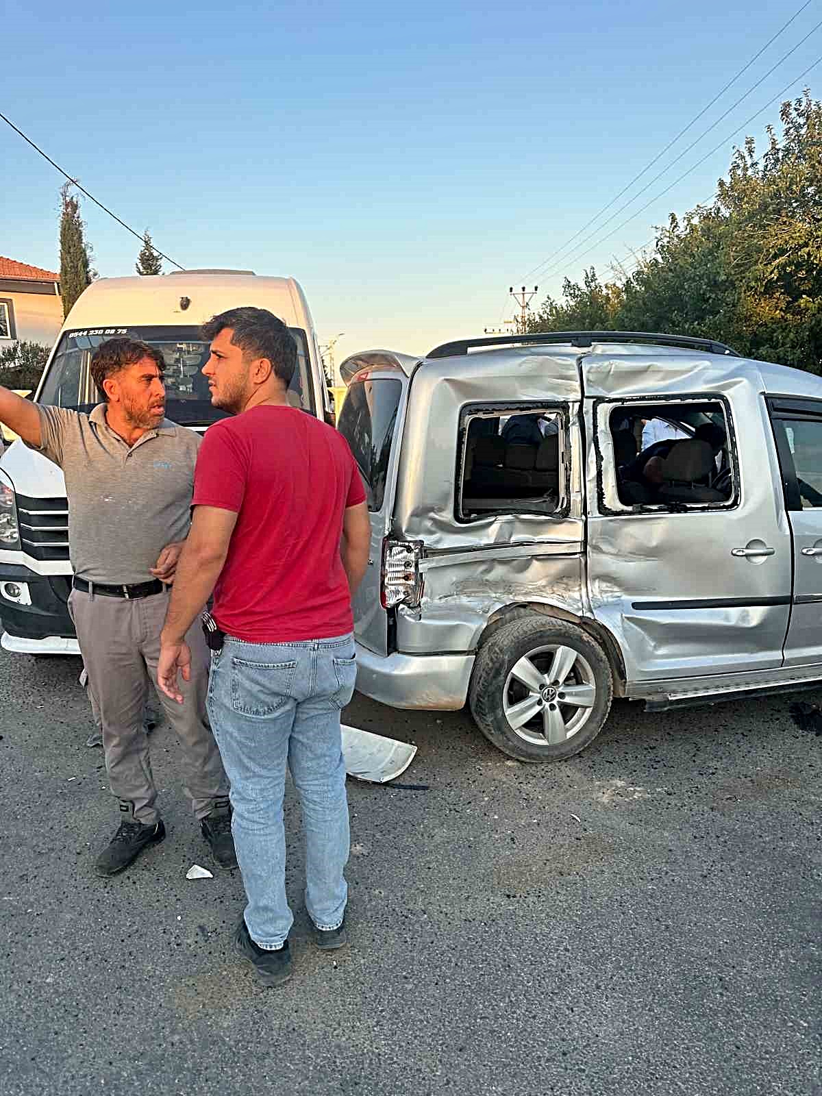 Hafif ticari araç ile kamyon çarpıştı: 3 yaralı