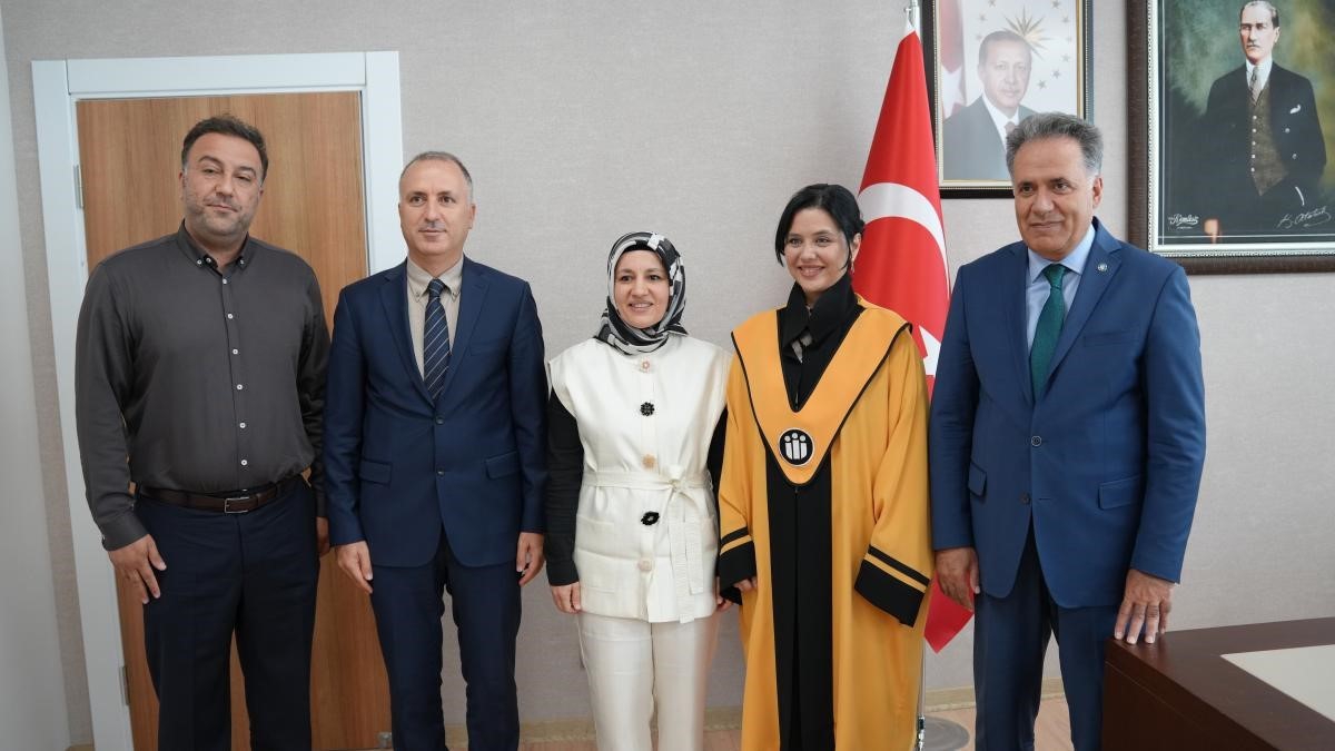 İnönü Üniversitesinde iki akademisyene cübbe giydirildi