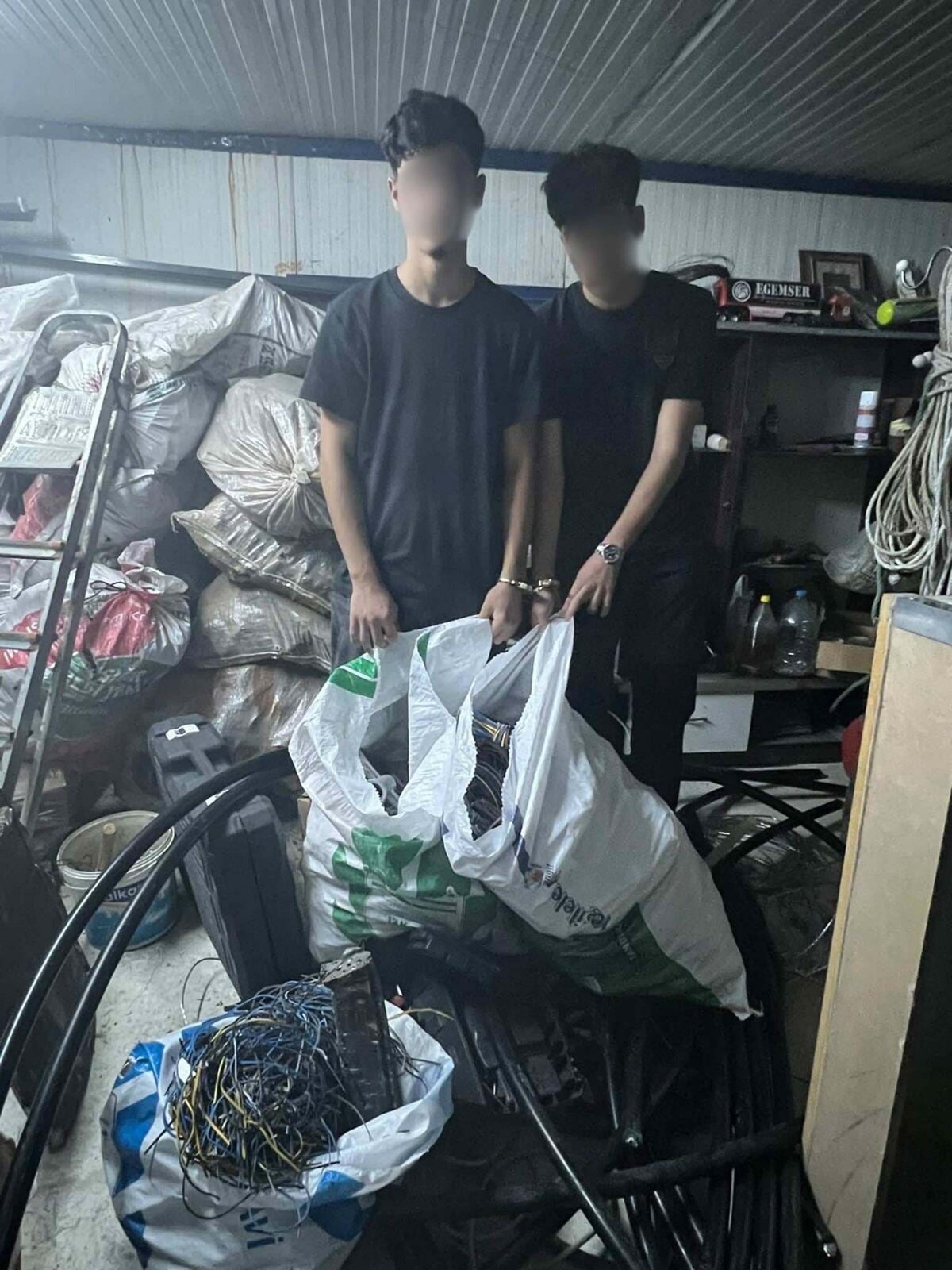 İzmir’de 7 ayrı kablo hırsızlığı olayına karışan 3 şüpheliye suçüstü