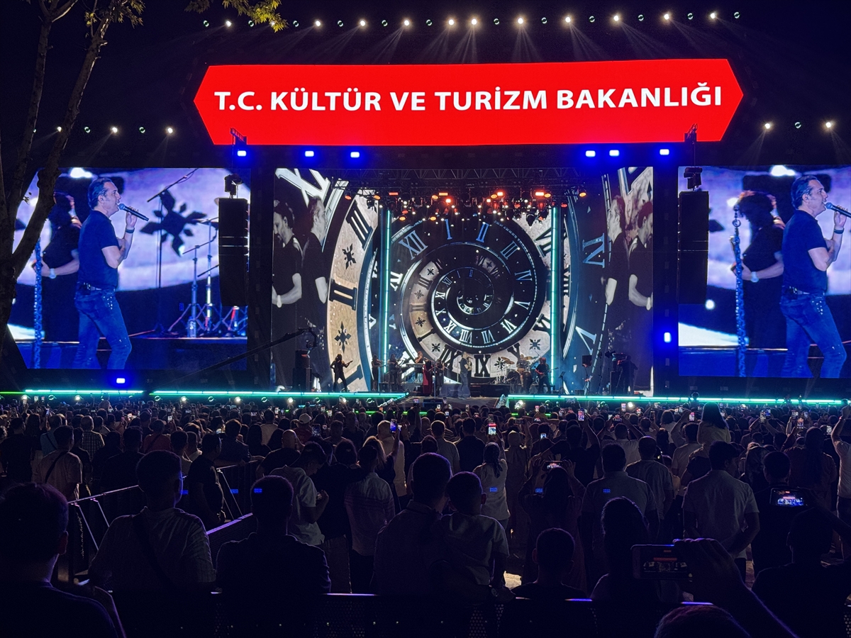 Kahramanmaraş'ta Kültür Yolu Festivali'nde Kıraç sahne aldı