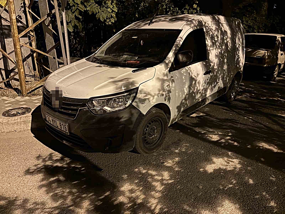 Kamyonet çift taraflı park edilen yolda bir araca çarpıp, bir otomobilin de aynasını kırdı