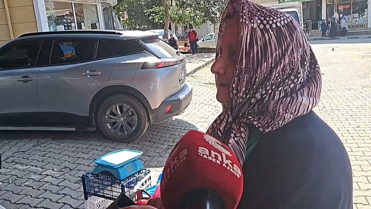 Kemalpaşa pazarında hayat pahalılığı: 'Geziyorum, bakıyorum, kimse bir şey vermiyor, ben de alamıyorum'