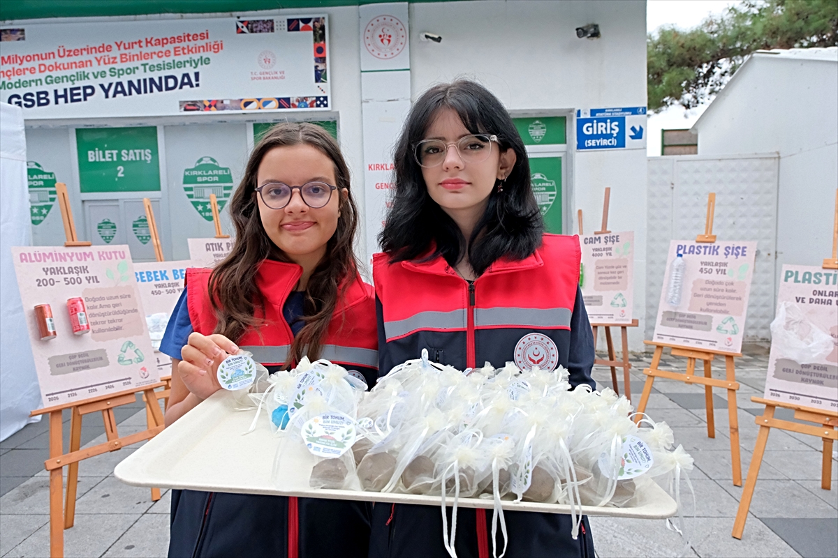 Kırklareli'nde çocuklar iklim değişikliğine dikkati çekmek için tohum dağıttı