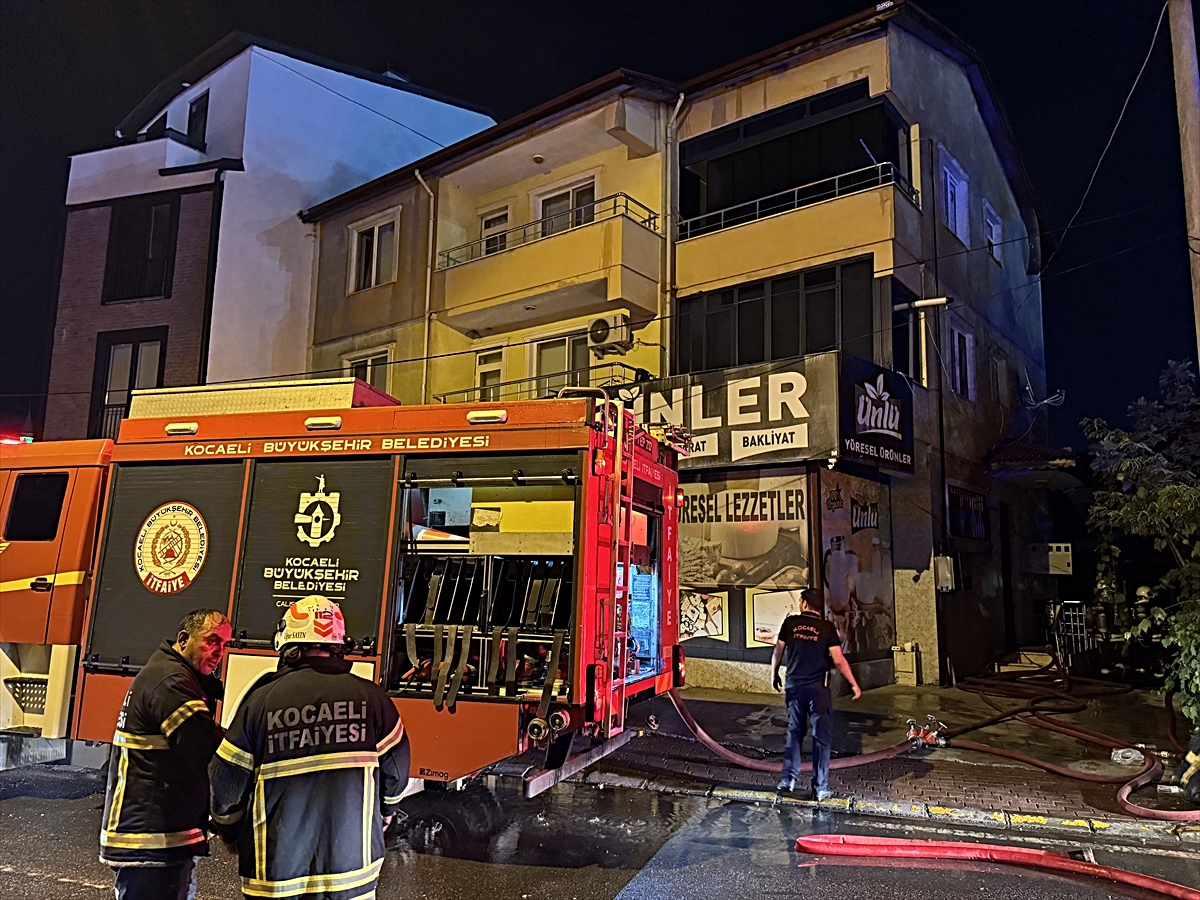 Kocaeli'de bahçede başlayıp 3 katlı binaya sıçrayan yangında 1 kişi yaralandı