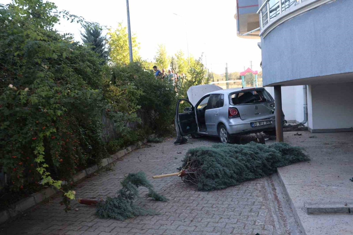 Kontrolden çıkan otomobil apartmanın bahçesine düştü: 1 yaralı