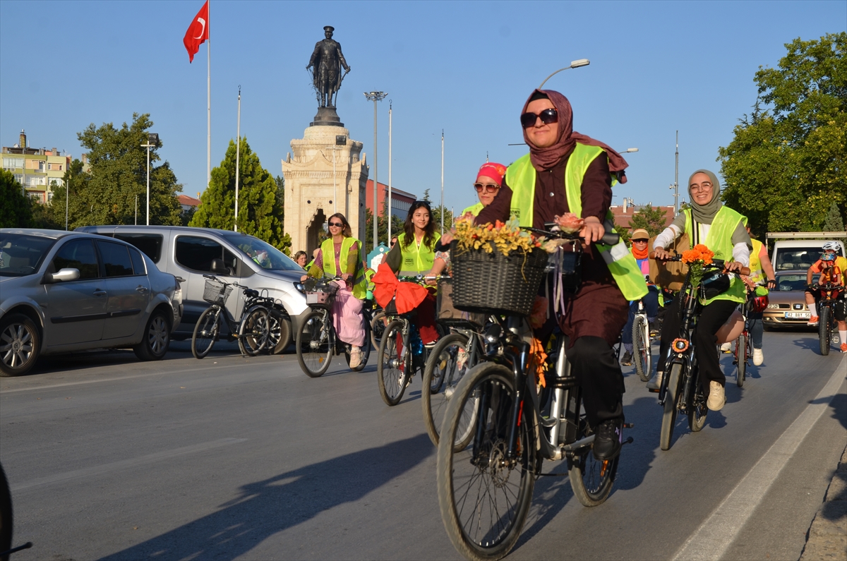 Konya'da kadınlar 'Dünya Otomobilsiz Kentler Günü'ne dikkati çekmek için pedal çevirdi