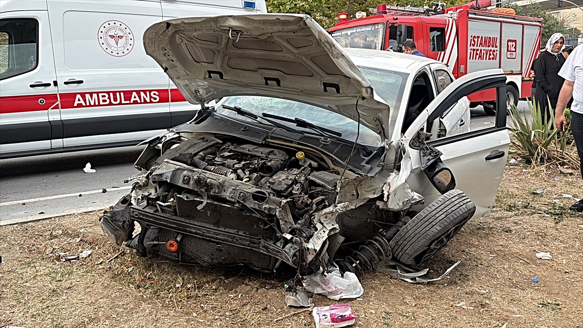 Küçükçekmece'de bariyere çarpan araçtaki 4 kişi yaralandı