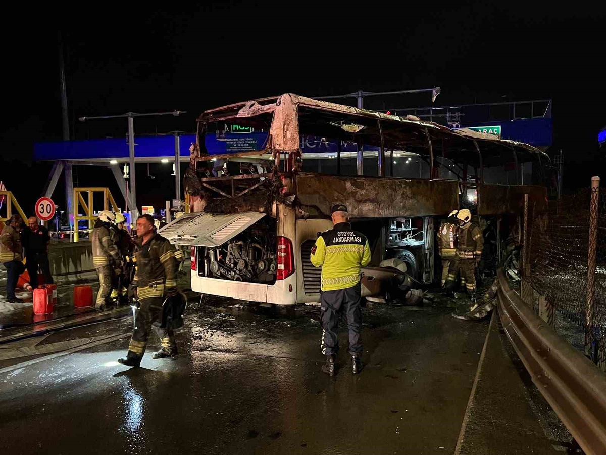 Kuzey Marmara Otoyolu’nda bariyerlere çarpan otobüs alev alev yandı
