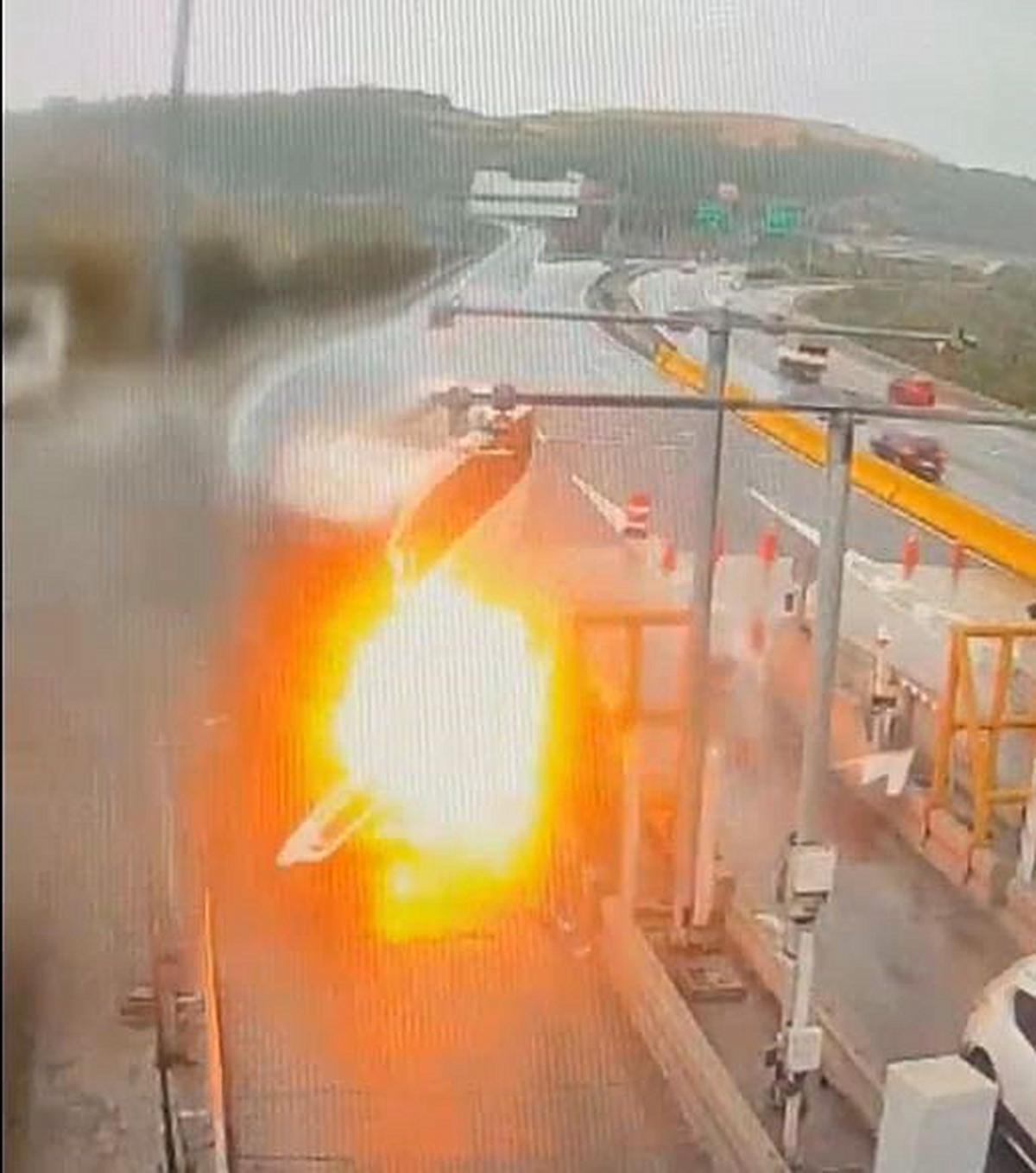 Kuzey Marmara Otoyolu’nda bariyerlere çarpan yolcu otobüsünün yanma anı kamerada