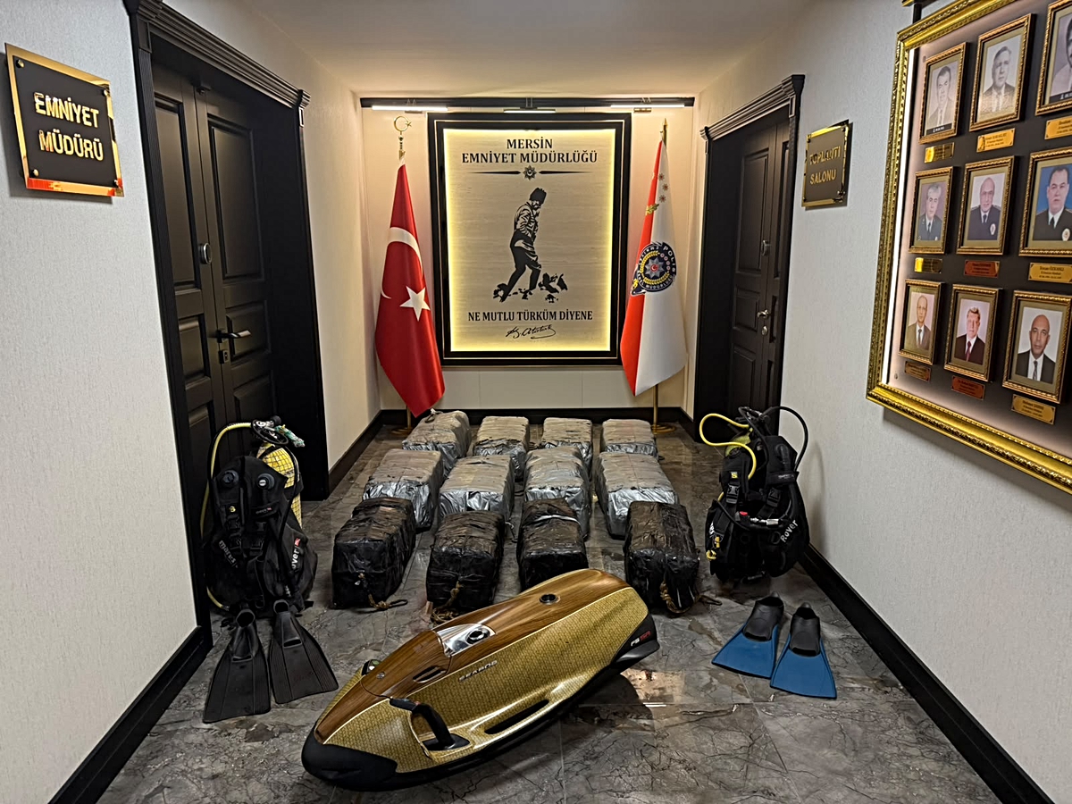 Mersin Limanı'nda geminin altına gizlenmiş 350 kilo kokain ele geçirildi