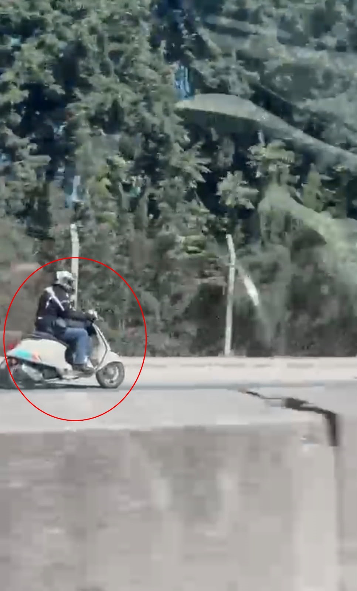 Motosikletiyle ters yönde ilerleyip trafiği tehlikeye attığı anlar kamerada