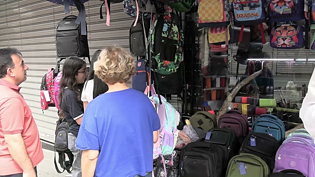 Okul alışverişini son güne bırakan veliler pahalılıktan yakındı: 'Okul alışverişi için 20 bin lira kredi çektim'
