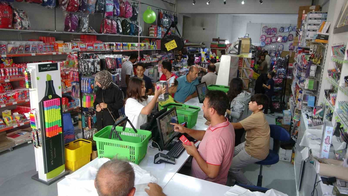 Okullar açılıyor, kırtasiyelerde hareketlilik başladı