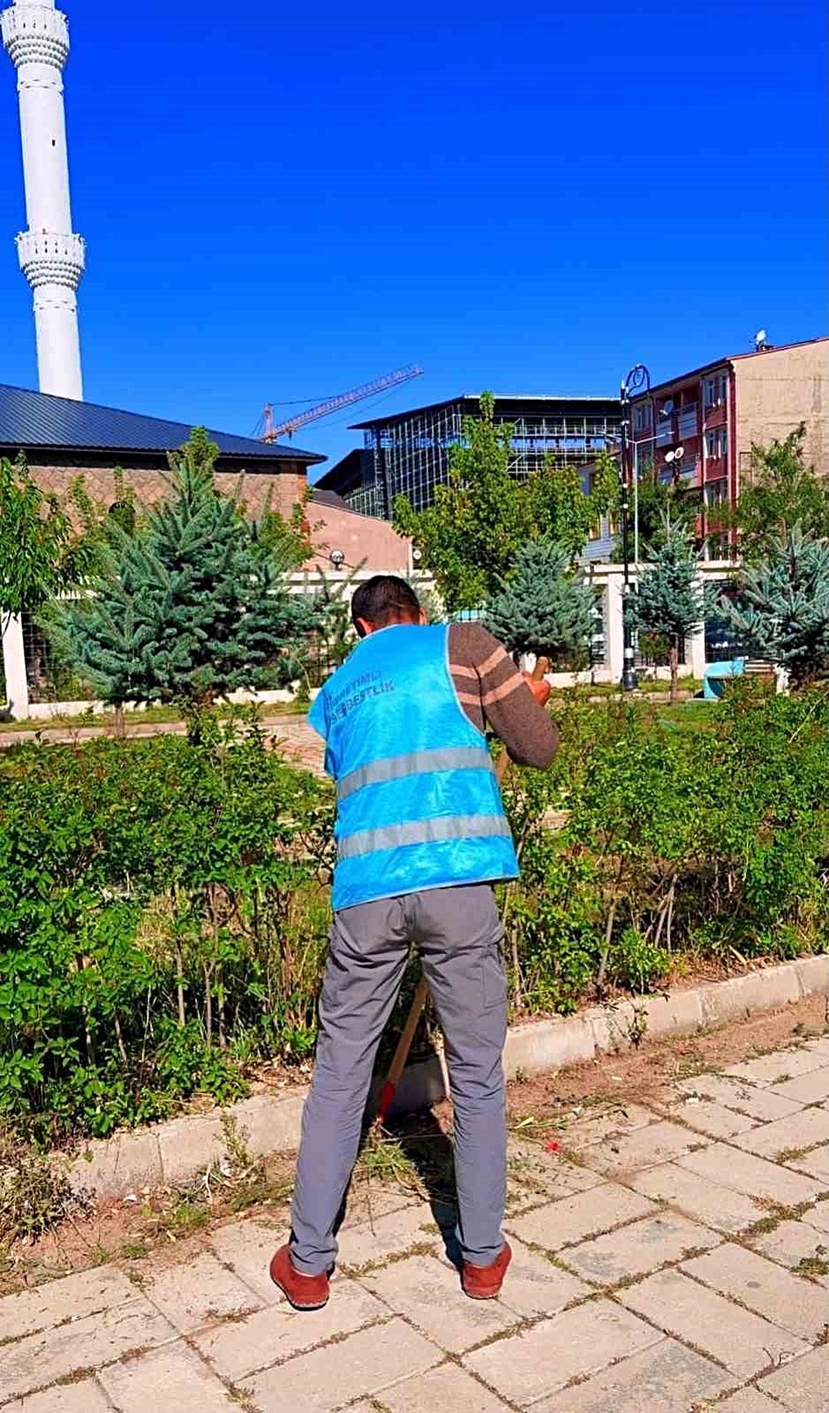 Patnos’ta denetimli serbestlik yükümlülerinden camilerde temizlik çalışması