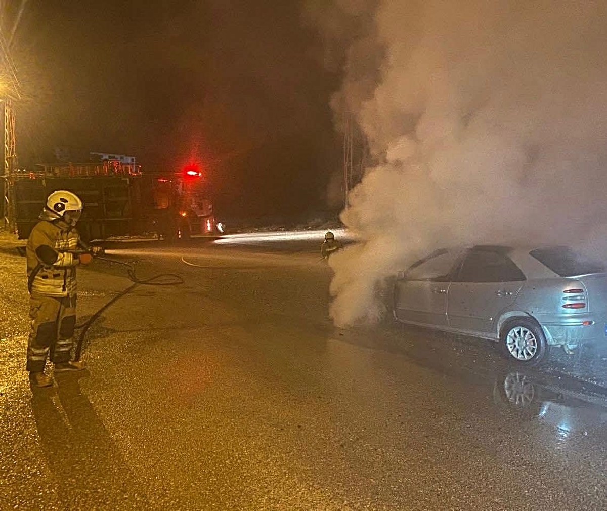 Payas’ta otomobilin motorundan alevler yükseldi