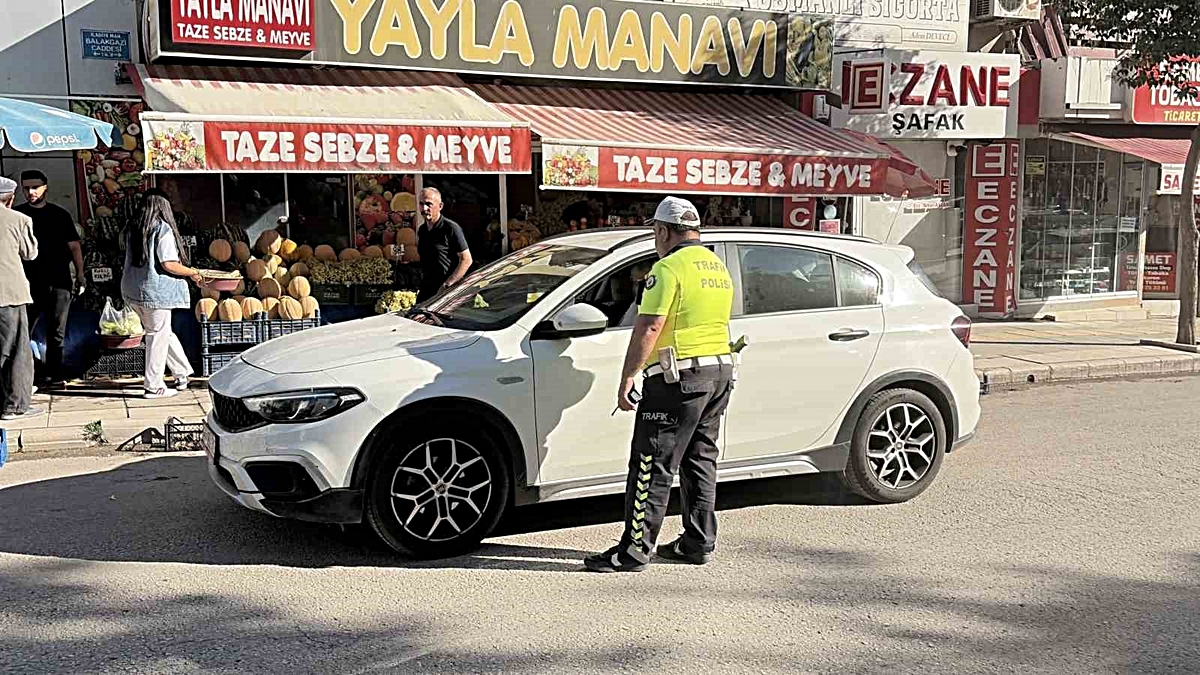 Polislerin gözü önünde ters yöne girdi, 10 bin lira ceza yedi