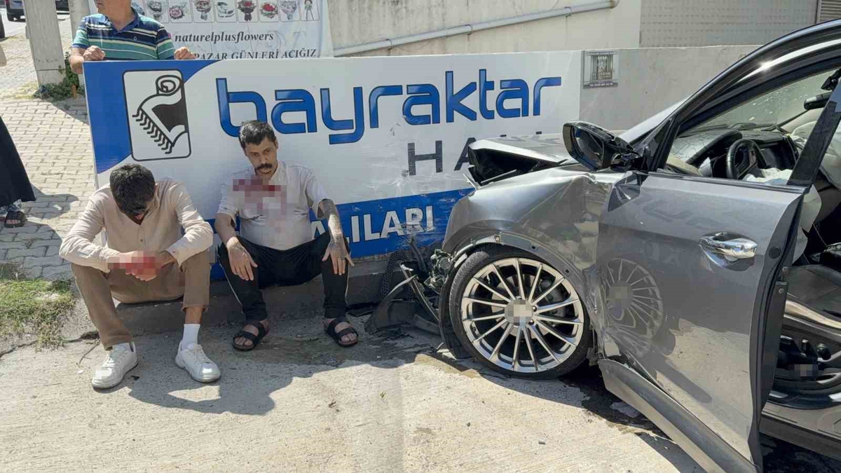 Samsun’da 2 otomobile çarpıp savrulan araç duvara çarptı: 3 yaralı