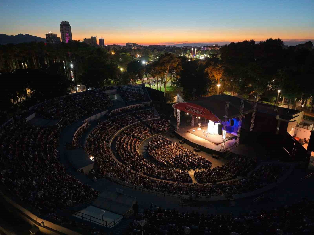 Semicenk ve 'İki Kişilik Oyun' ile fuarda sanat dolu gece