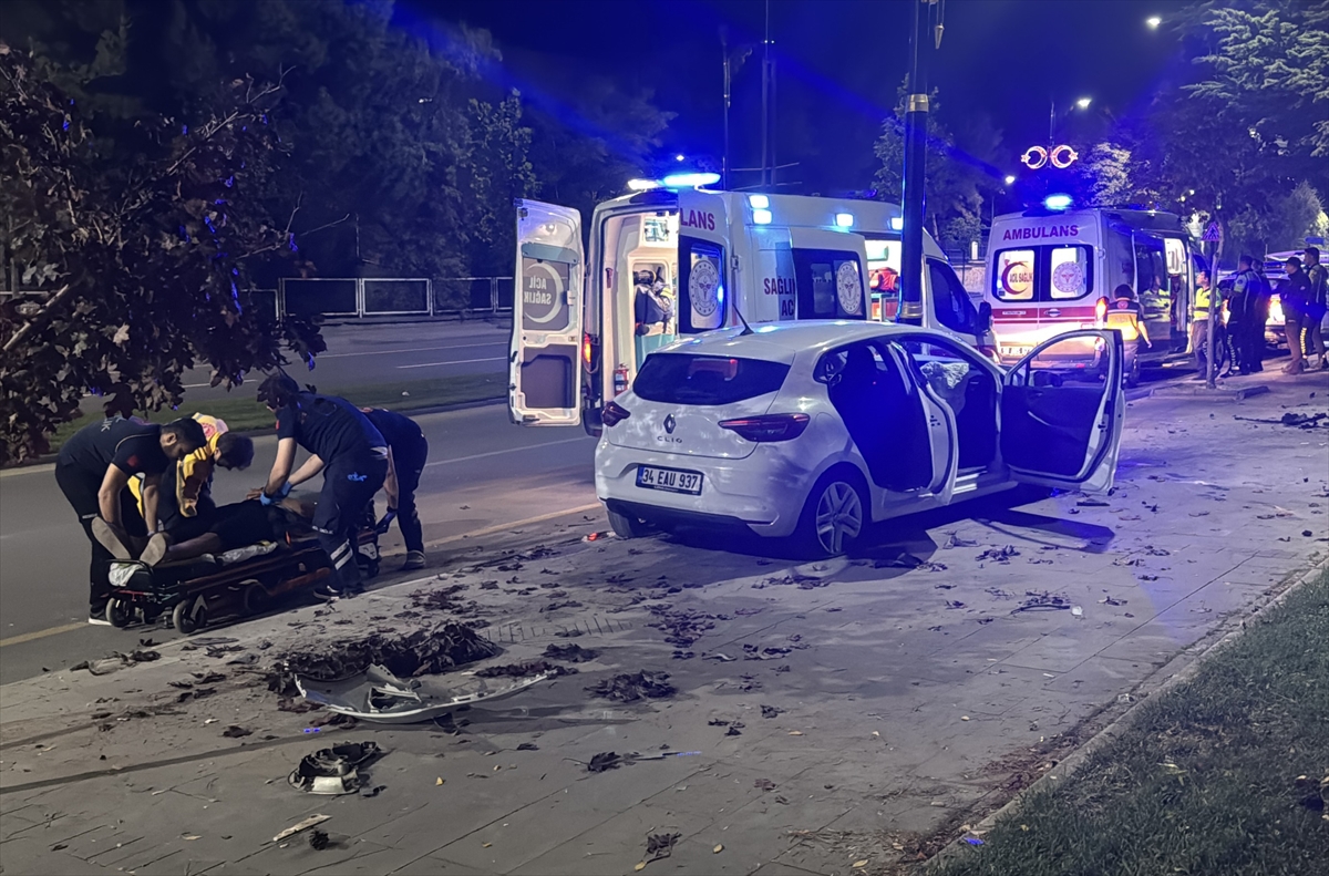 Sivas'ta aydınlatma direğine çarpan otomobildeki 3 kişi yaralandı