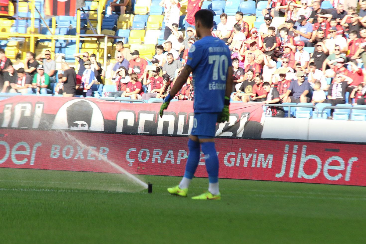Süper Lig'de ilginç anlar! Maç oynanırken kimse ne olduğunu anlayamadı