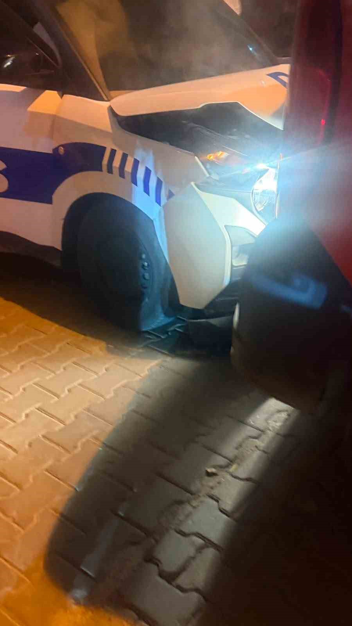 Sürücü ’dur’ ihtarına uymadı, kovalamaca kazayla bitti: Bir polis memuru yaralandı