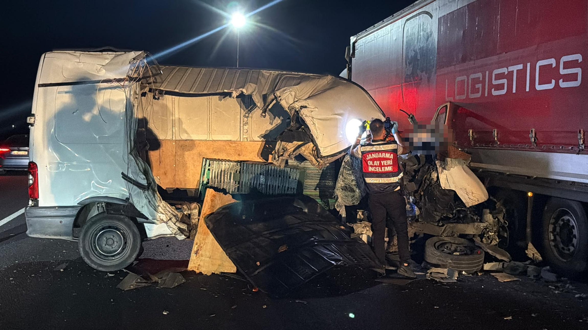 Tekirdağ'da minibüs, TIR'a arkadan çarptı; 1 ölü, 1 yaralı