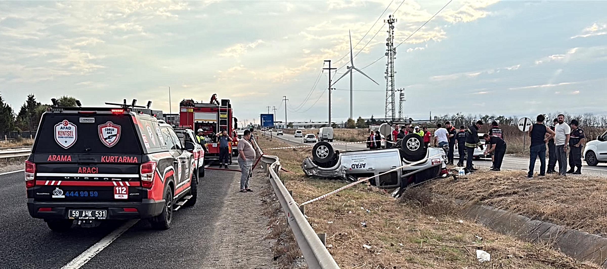 AFAD kamyoneti Çorlu'da su kanalına devrildi, 2 yaralı