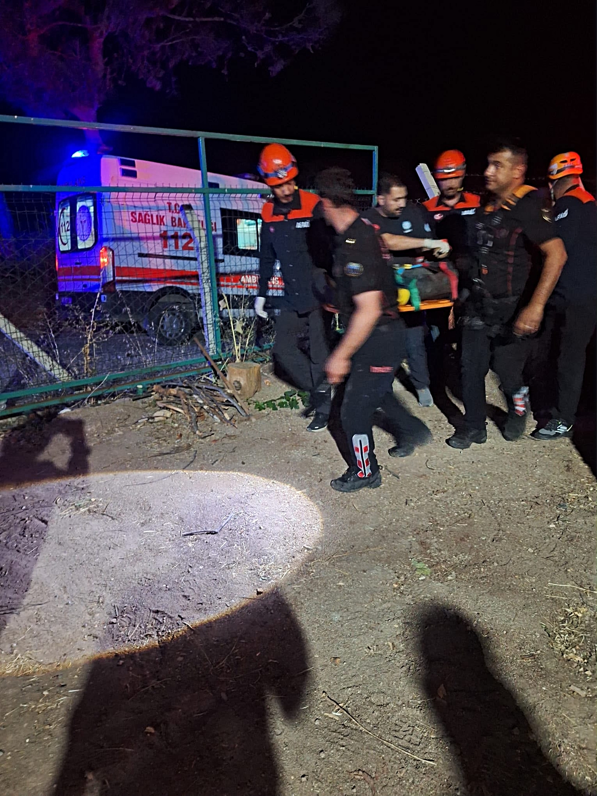 Temizlemek için girdiği su kuyusunda rahatsızlanan kişi ile onu kurtarmak isteyen arkadaşı metan gazından zehirlenerek öldü