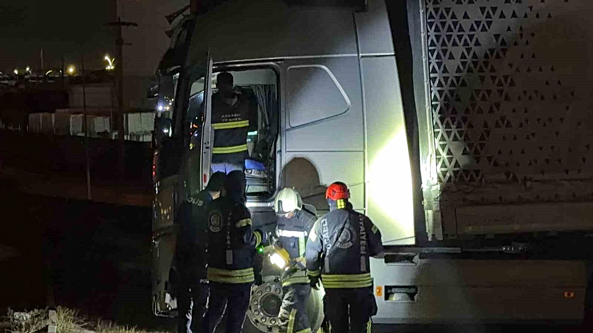 Yoldan çıkan tır bariyerleri aştı, sürücü kayıplara karıştı