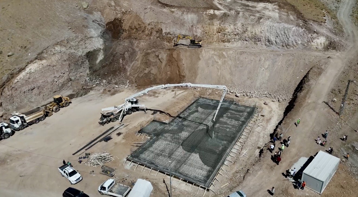Ağrı’da 2 bin 300 rakımlı köyde afet riski eğitime engel olmadı, tepe yontularak okul alanı açıldı