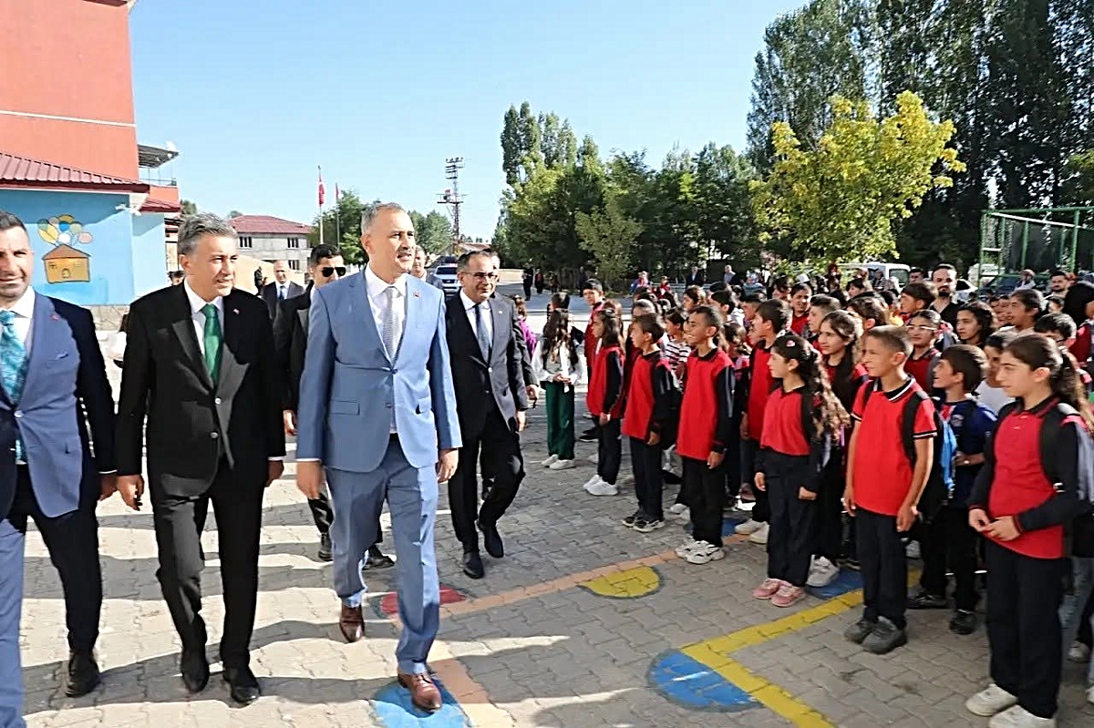 Ağrı’da ilk Ders Zilini Vali Bozkurt Çaldı; 973 okulda 126 bin 898 öğrencinin ders başı yaptı