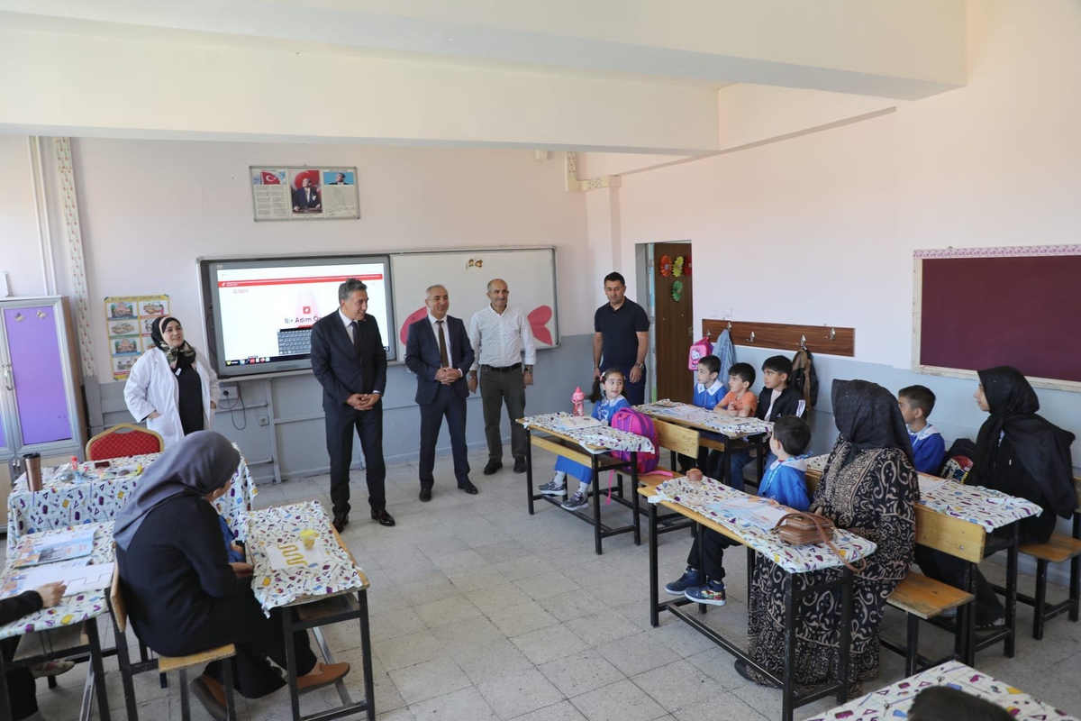 Ağrı Milli Eğitim Müdürü Çakan, Uyum Haftası’nda öğrenciler ve velilerle buluştu