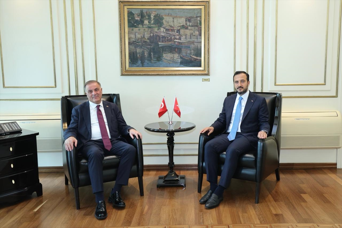 AK Parti İstanbul İl Başkanı Abdullah Özdemir, İBB Başkanvekili Nuri Aslan'a taziye ziyaretinde bulundu