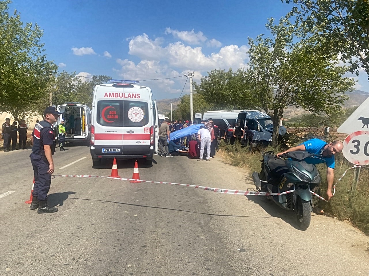 Alaşehir’de işçi minibüsü ağaca çarptı: 14 yaralı