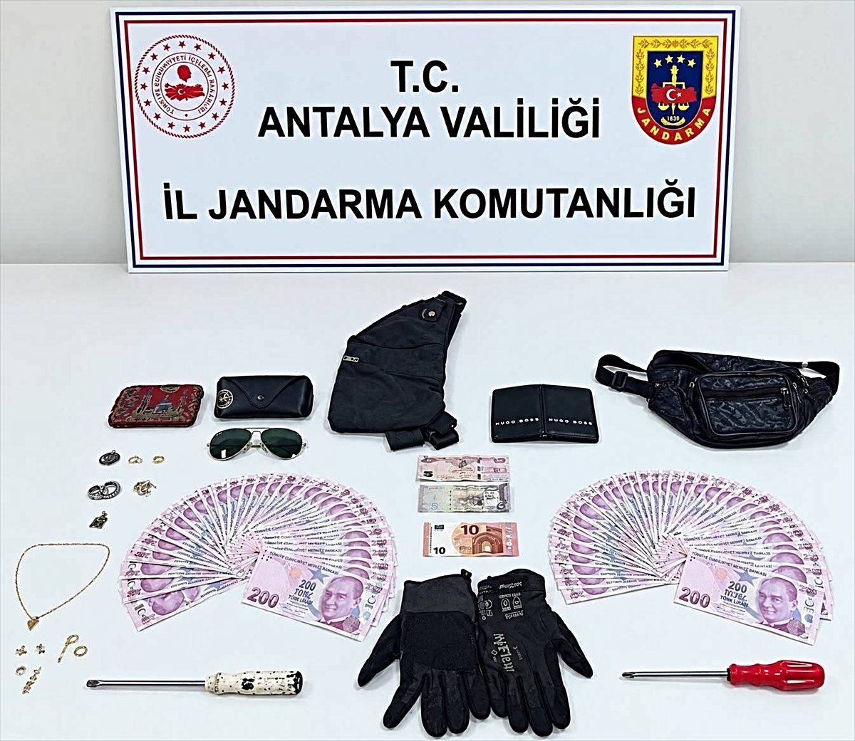 Antalya'da cezaevinin otoparkındaki araçtan hırsızlık yapan 2 şüpheli tutuklandı
