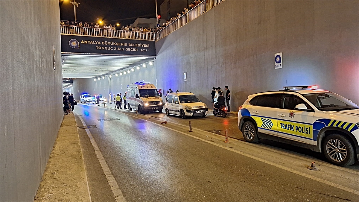 Antalya'da devrilen motosikletin sürücüsü hayatını kaybetti