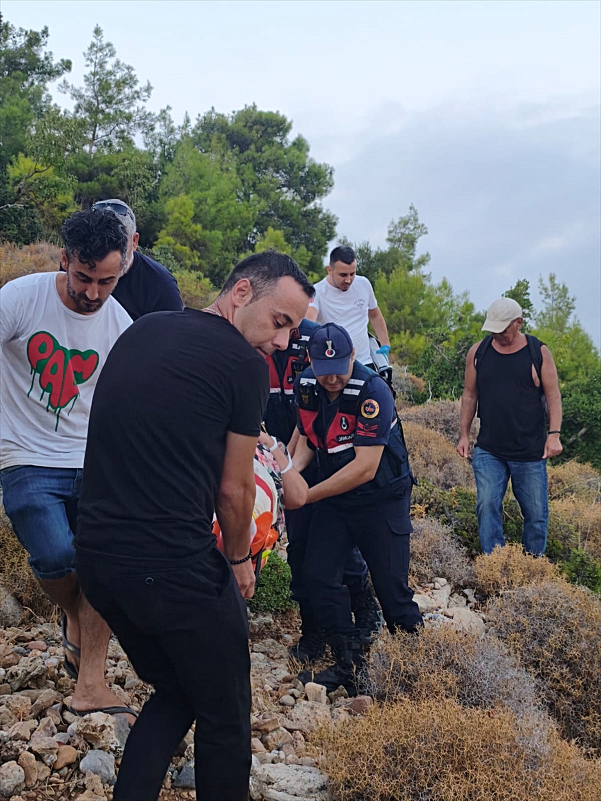 Antalya'da doğa yürüyüşünde düşerek yaralanan turist kurtarıldı