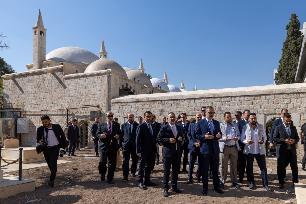 Bakan Fidan, Suriye'de cami ve türbeleri ziyaret etti