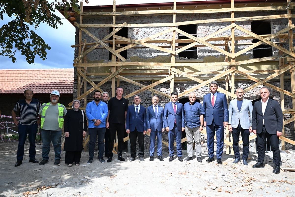 Bakan Yardımcısı Boyraz, restorasyonu süren Tarihi Derbent Tren Garı'nı inceledi