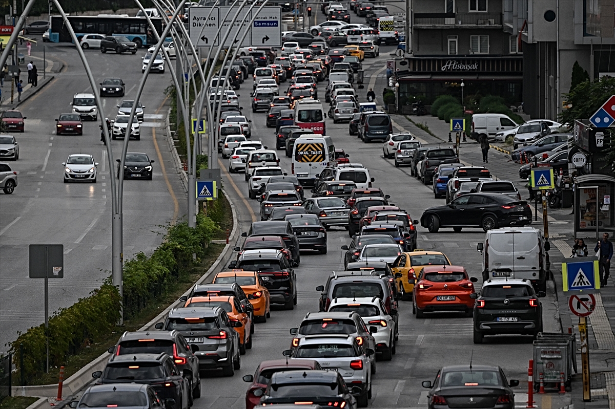 Başkentte eğitim öğretim yılının ilk gününde trafik yoğunluğu yaşandı
