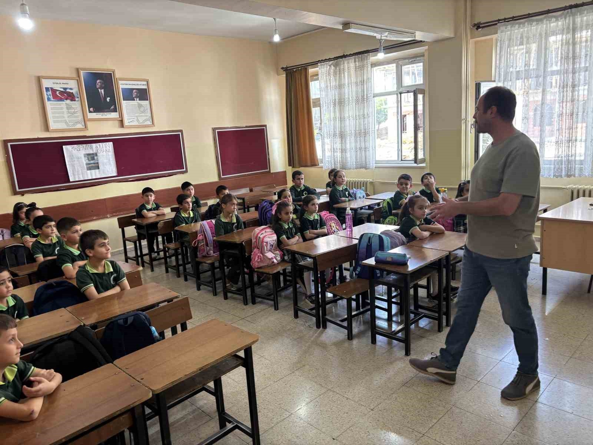 Bingöl’de ilk ders zili çaldı, öğrenciler sıralarda yerini aldı
