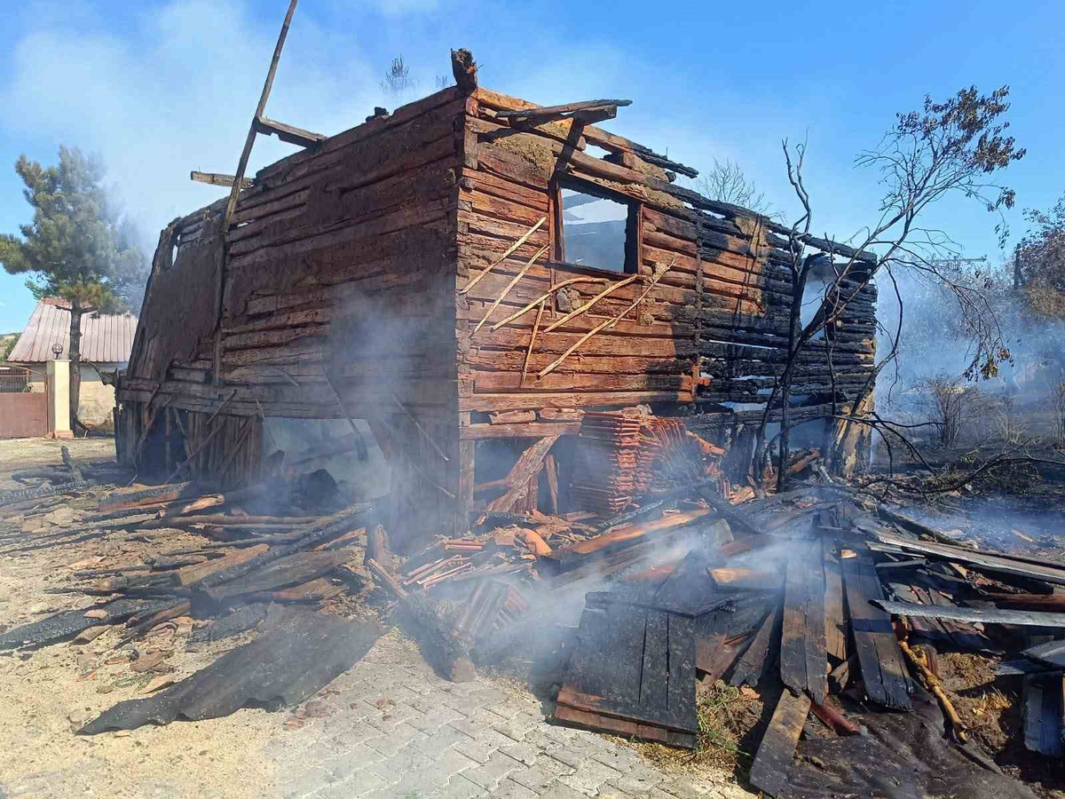 Bolu’da ahşap ev çıkan yangında küle döndü