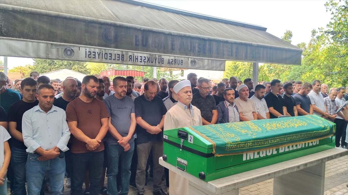 Bursa'daki trafik kazasında hayatını kaybeden 2 kişinin cenazesi defnedildi