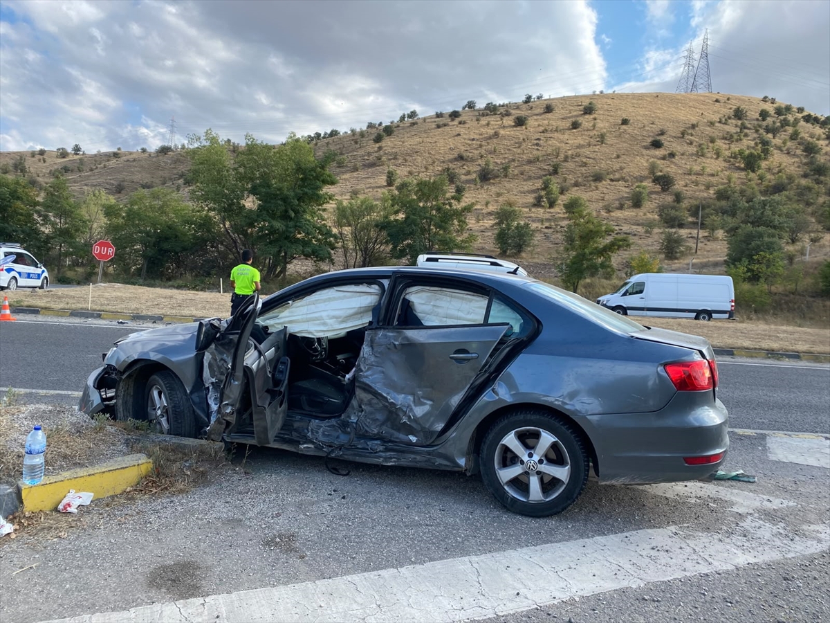 Çankırı'da hafif ticari araç ile otomobilin çarpıştığı kazada 3 kişi yaralandı