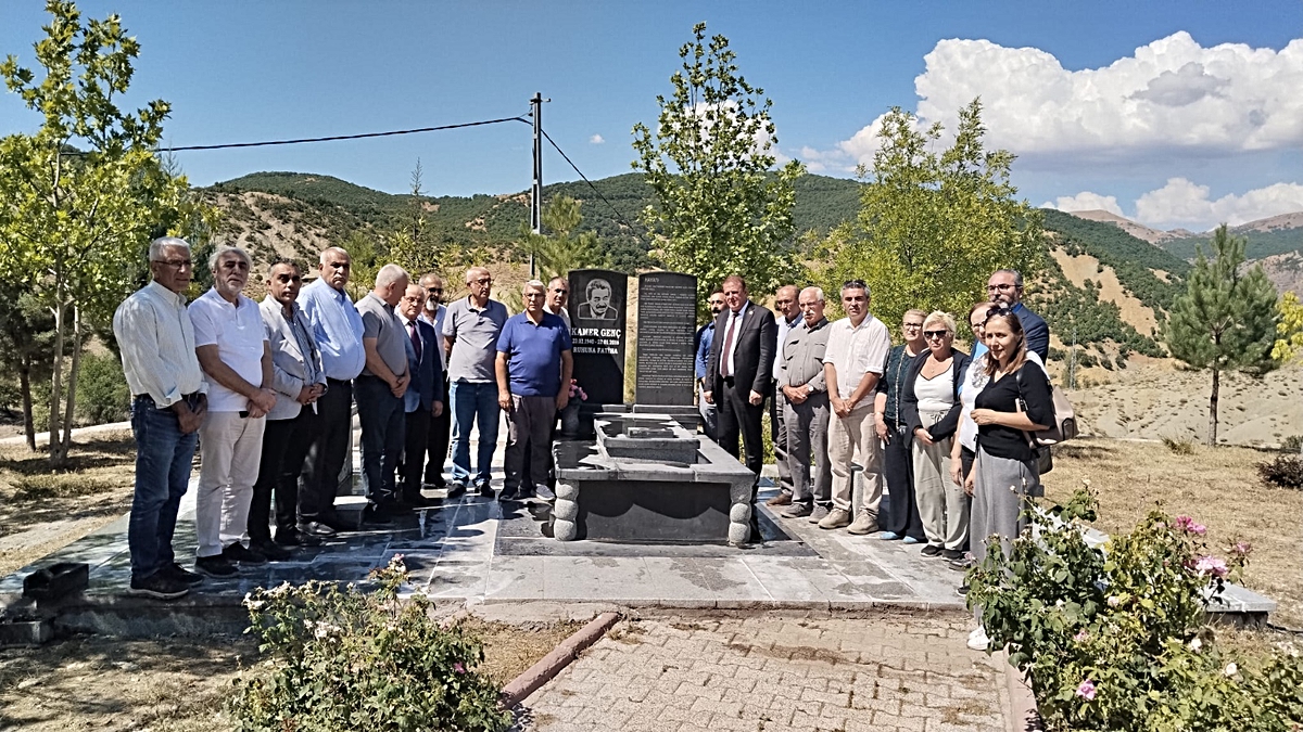 CHP Genel Başkan Yardımcısı Canpolat, Kamer Genç’i mezarı başında andı: “O tek kişilik bir orduydu”