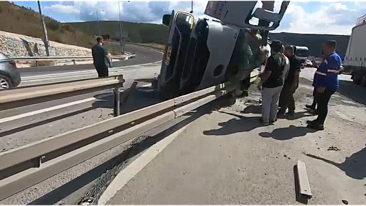 Devrilen beton mikserinin sürücüsü yaralandı