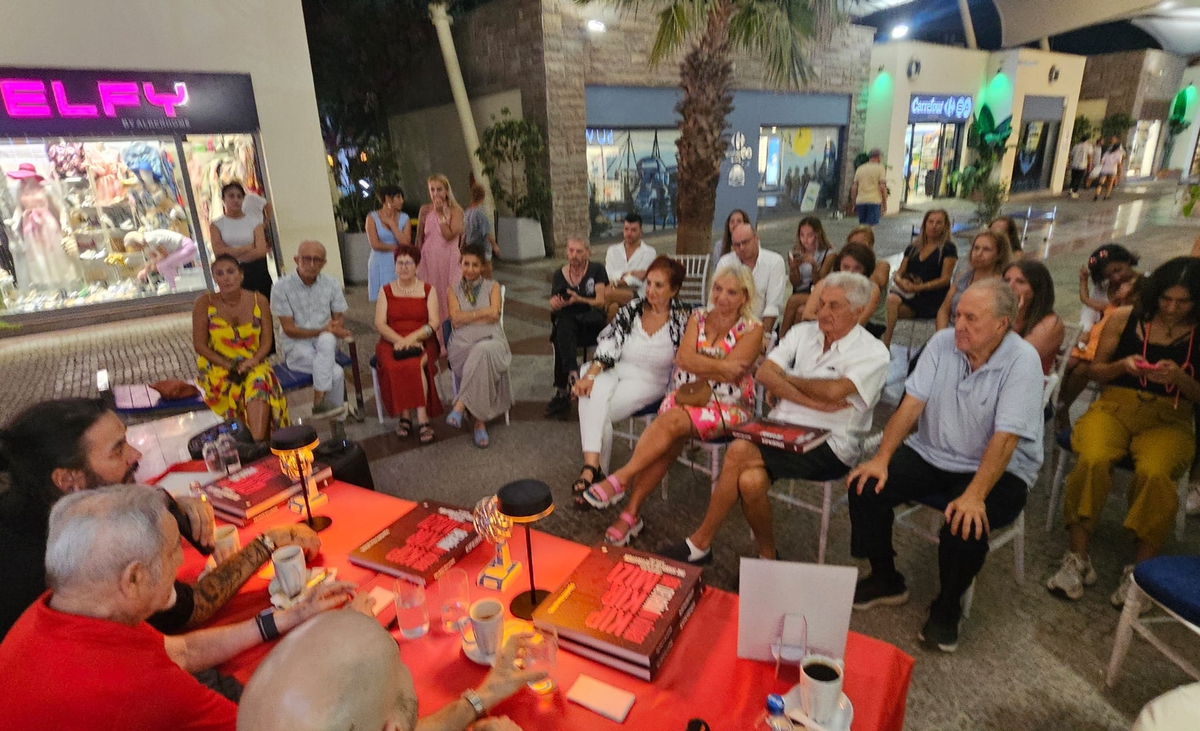 Devrim Erbil'in 'Kıpkırmızı'sı Bodrum'da sanatseverlerle buluştu