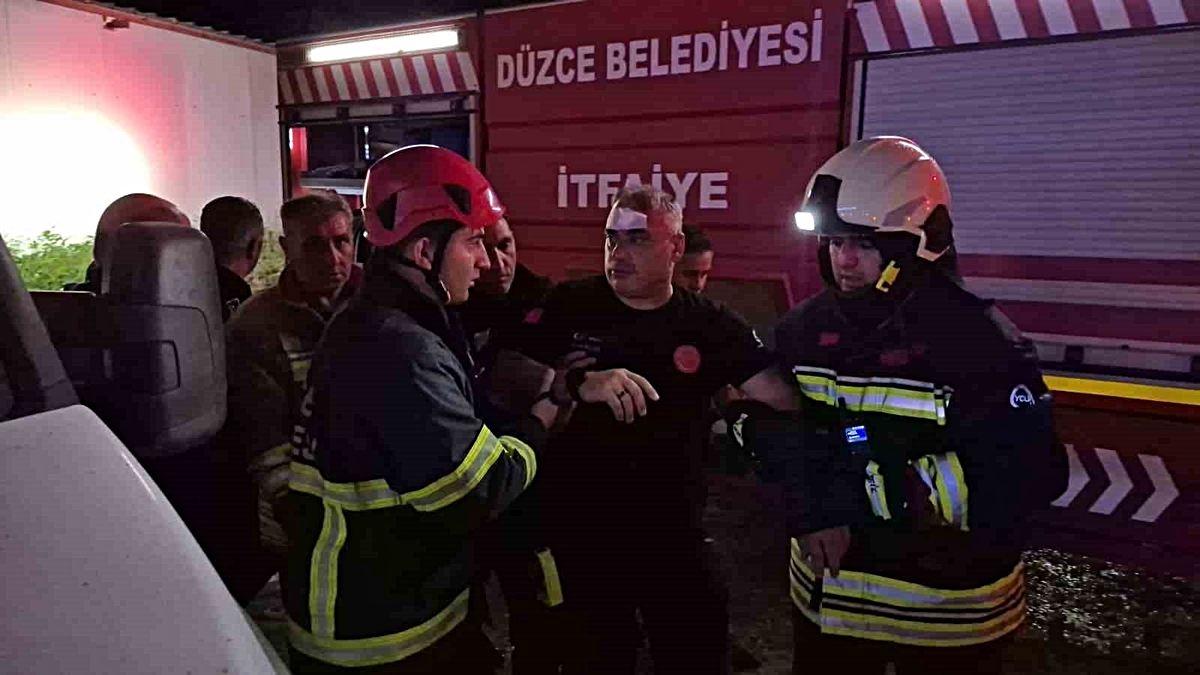 Düzce’de fabrikadaki yangında üzerine çatı düşen itfaiyeci yaralandı