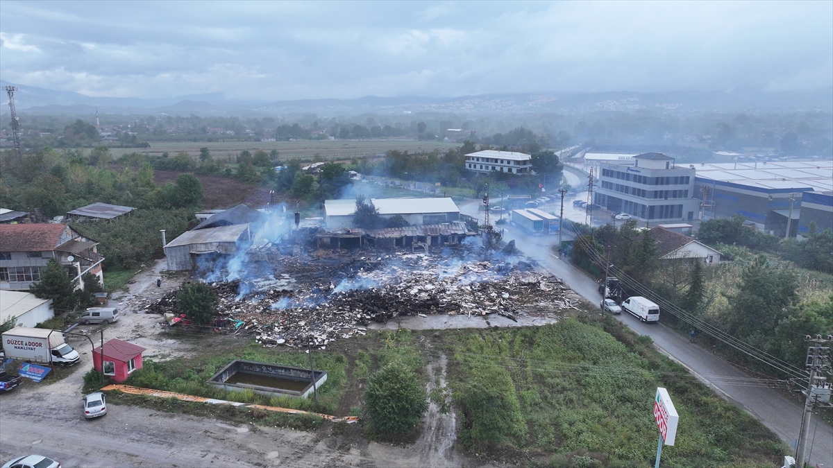 Düzce'de yangın çıkan ahşap kapı fabrikasında soğutma çalışmaları tamamlandı